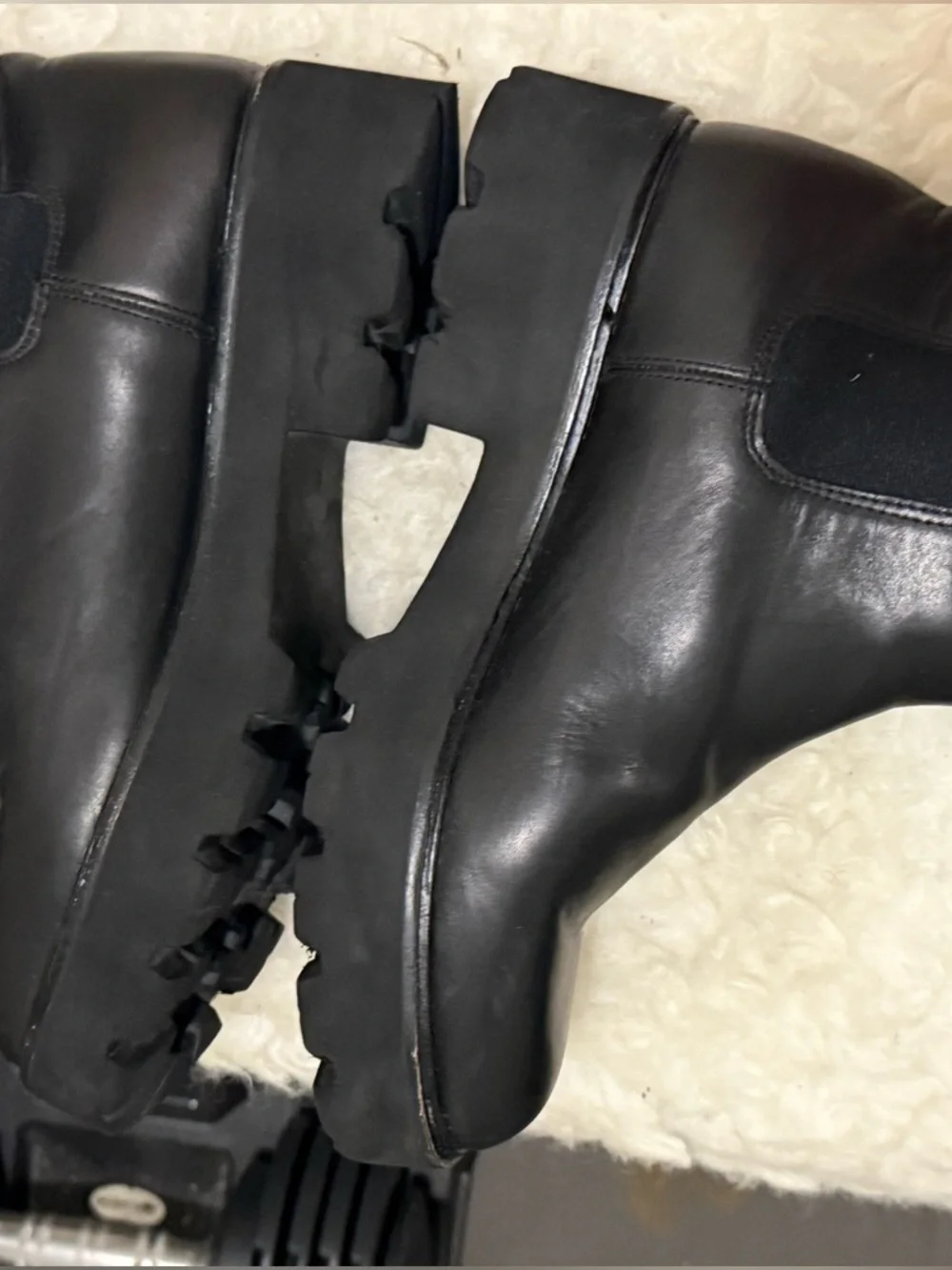 J.CREW LUG-SOLE CHELSEA BOOTS IN LEATHER BLACK CHUNKY GRUNGE MOTO SIZE 7.5M - Picture 3 of 7